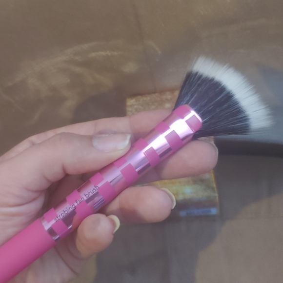 Urban Decay Space Powder plus RT Highlighter Brush - Picture 2 of 6